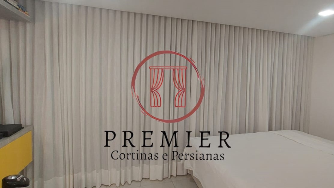 foto de ambiente decorado e logo da Premier Cortinas e Persianas em primeiro plano